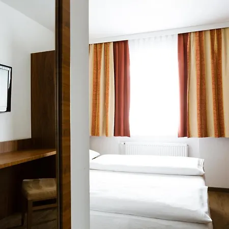 Отель Kapeller 3*